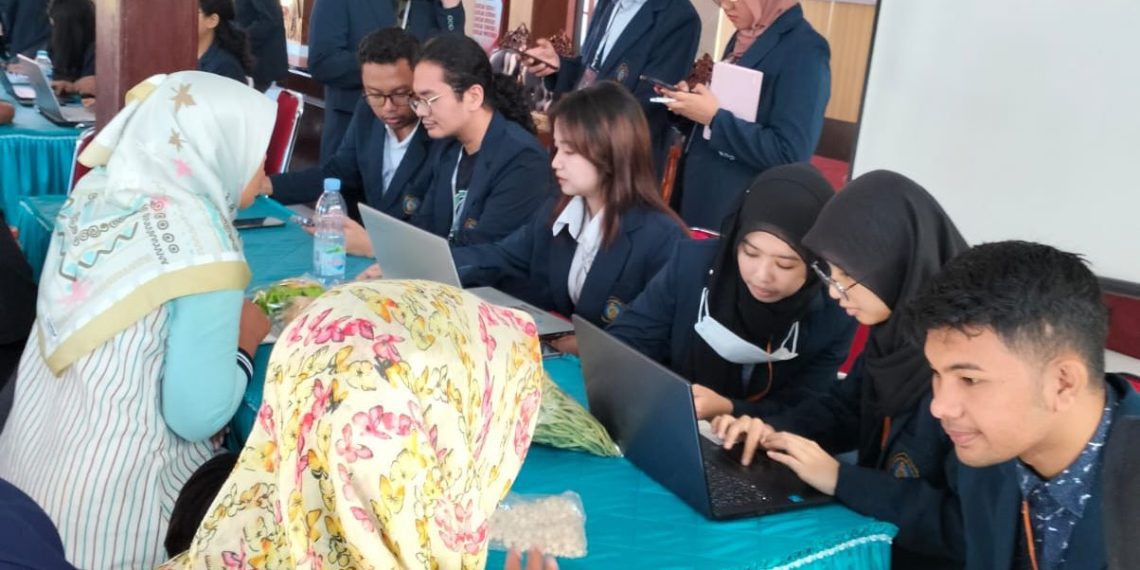 Tim Pengmas  dan Mahasiswa MMD UB Dampingi Pemberkasan Sertifikasi Halal Jalur Self Declare 40 UMKM Kecamatan Turen